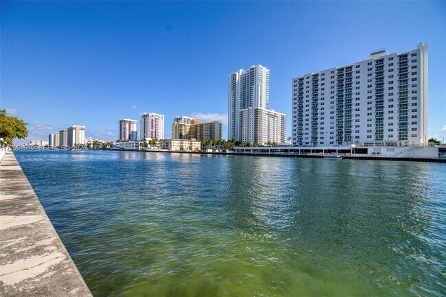 Building Photo - 800 Parkview Dr Unit 311
