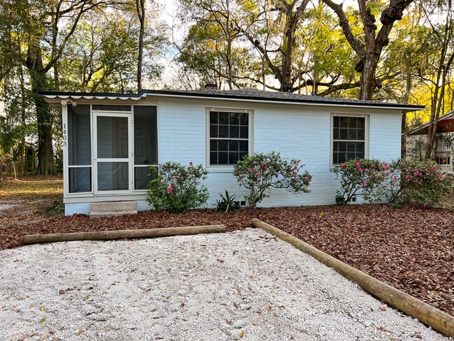 2BR/1BA Renovated Cottage Within Minutes o... - 2BR/1BA Renovated Cottage Within Minutes o... House