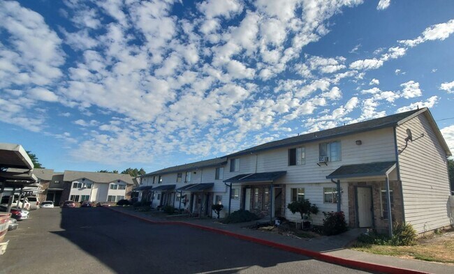 Building Photo - Beautifully Renovated 2 Bed 1.5 Bath Townh... Unit 9407 Rental