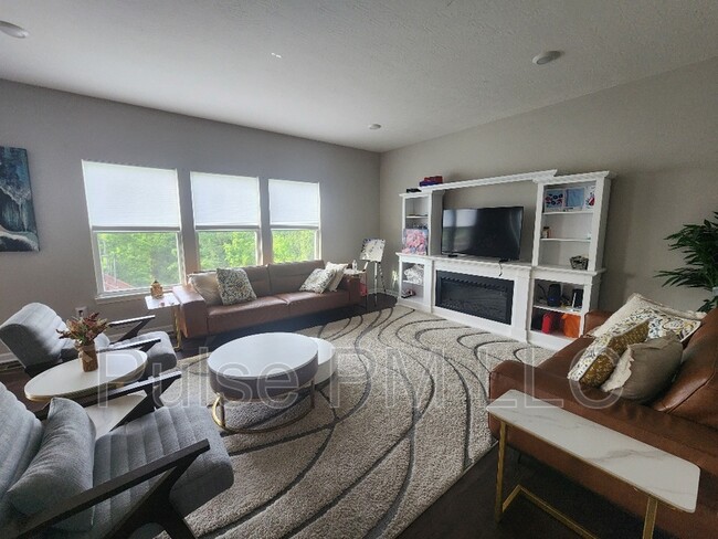 Photo - 690 Hogrefe Rd