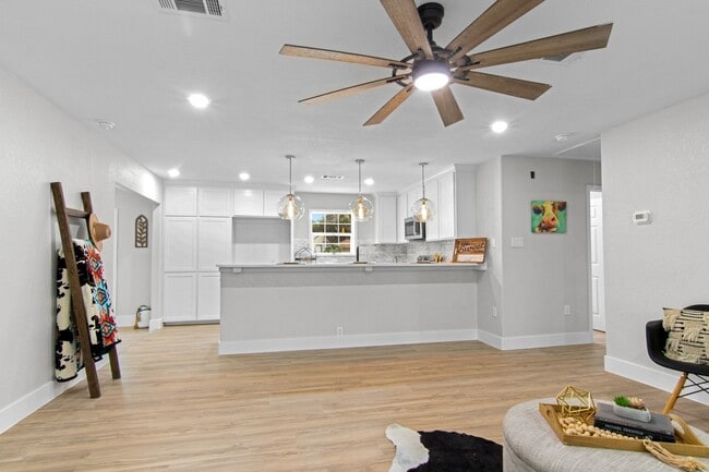 Photo - 15529 Pine St