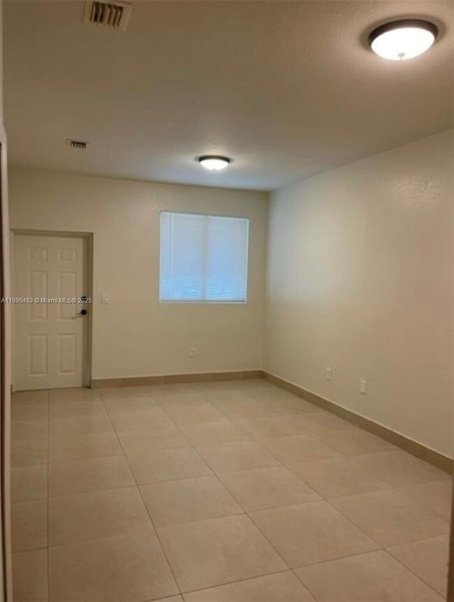 Building Photo - 1661 SE 29th Ct Unit 103