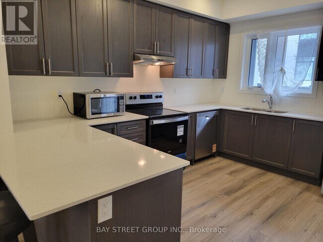 Photo - 1695 Dersan St