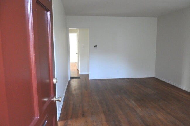 Building Photo - 2444 Oak St Unit D