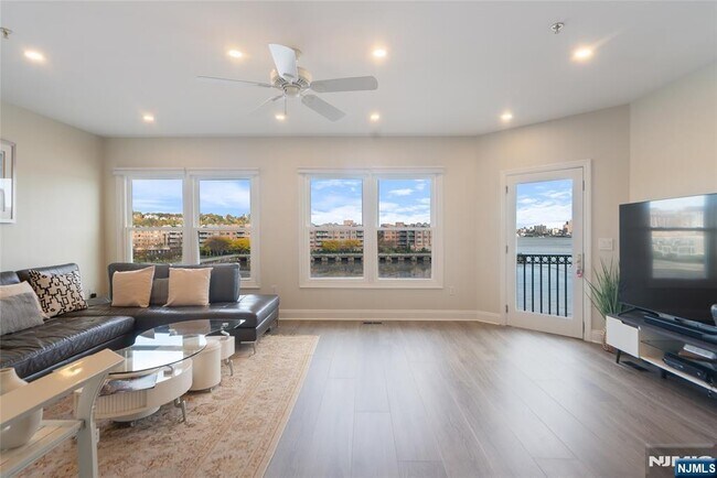 Photo - 302 The Promenade