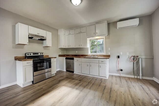 Building Photo - Freshly Updated 2 Bedroom House