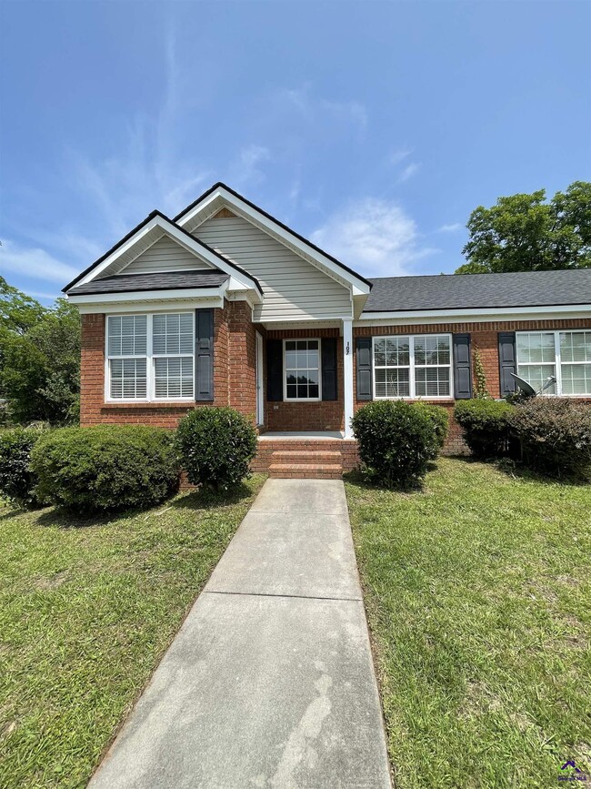 Photo - 107 Northpointe Dr House