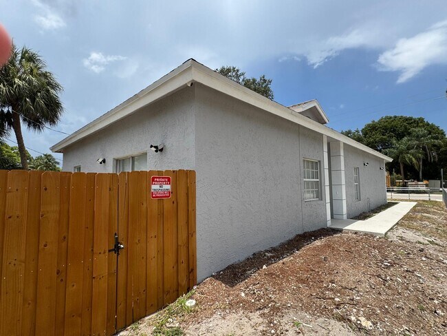 Photo - 890 NW 25th Ave