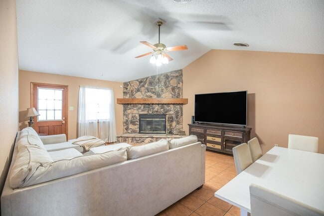 Photo - 3 Bedroom 2 Bathroom Home - Dogs Allowed & Large Backyard!