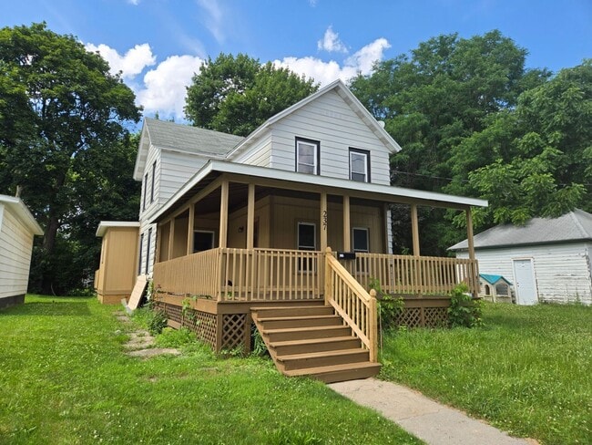 Photo - 237 Woodlawn Ave House