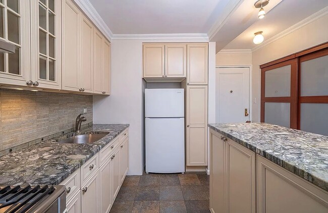 Building Photo - 2510 31st Ave - 5G