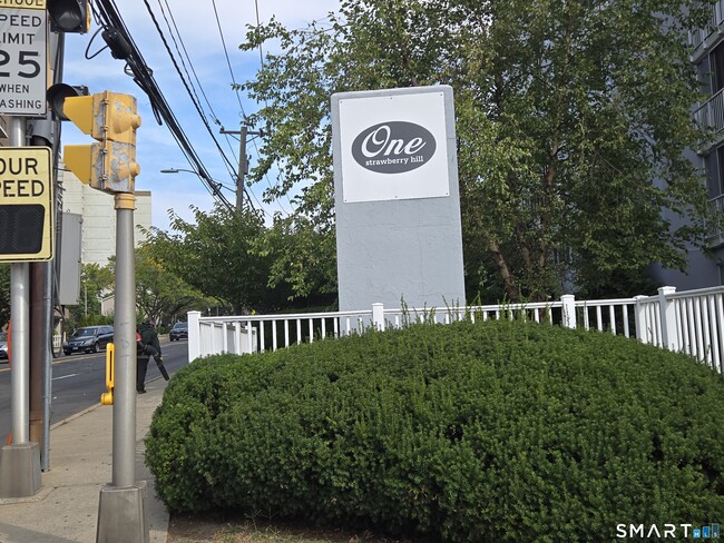 Building Photo - 1 Strawberry Hill Ave Unit APT 3G