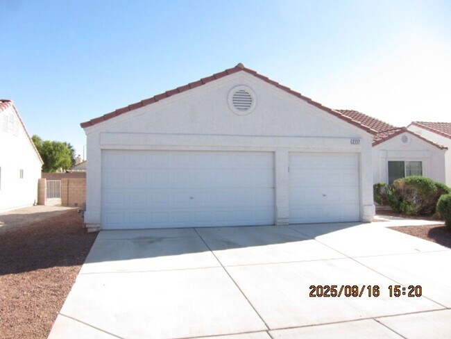 Building Photo - Beautiful 4 Bedroom Single Story House w/ ...