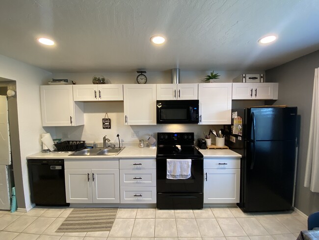 Building Photo - 2302 E Michigan Ave Unit 3 Rental