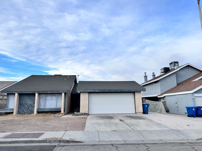 Building Photo - FRESH PAINT INSIDE, 4 BEDROOM HOME HAS A V...