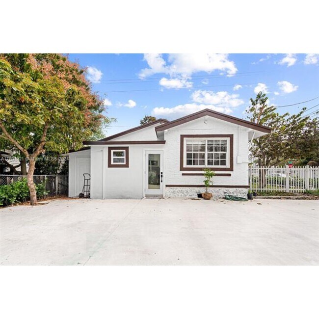 Photo - 3902 NW 3rd Ave