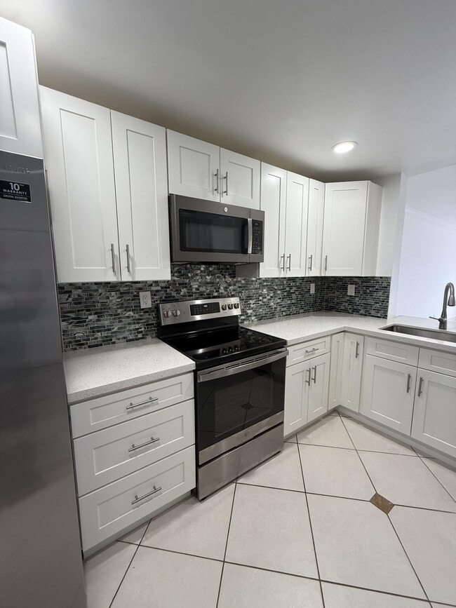 Building Photo - 153 W Laurel Dr Unit 1003