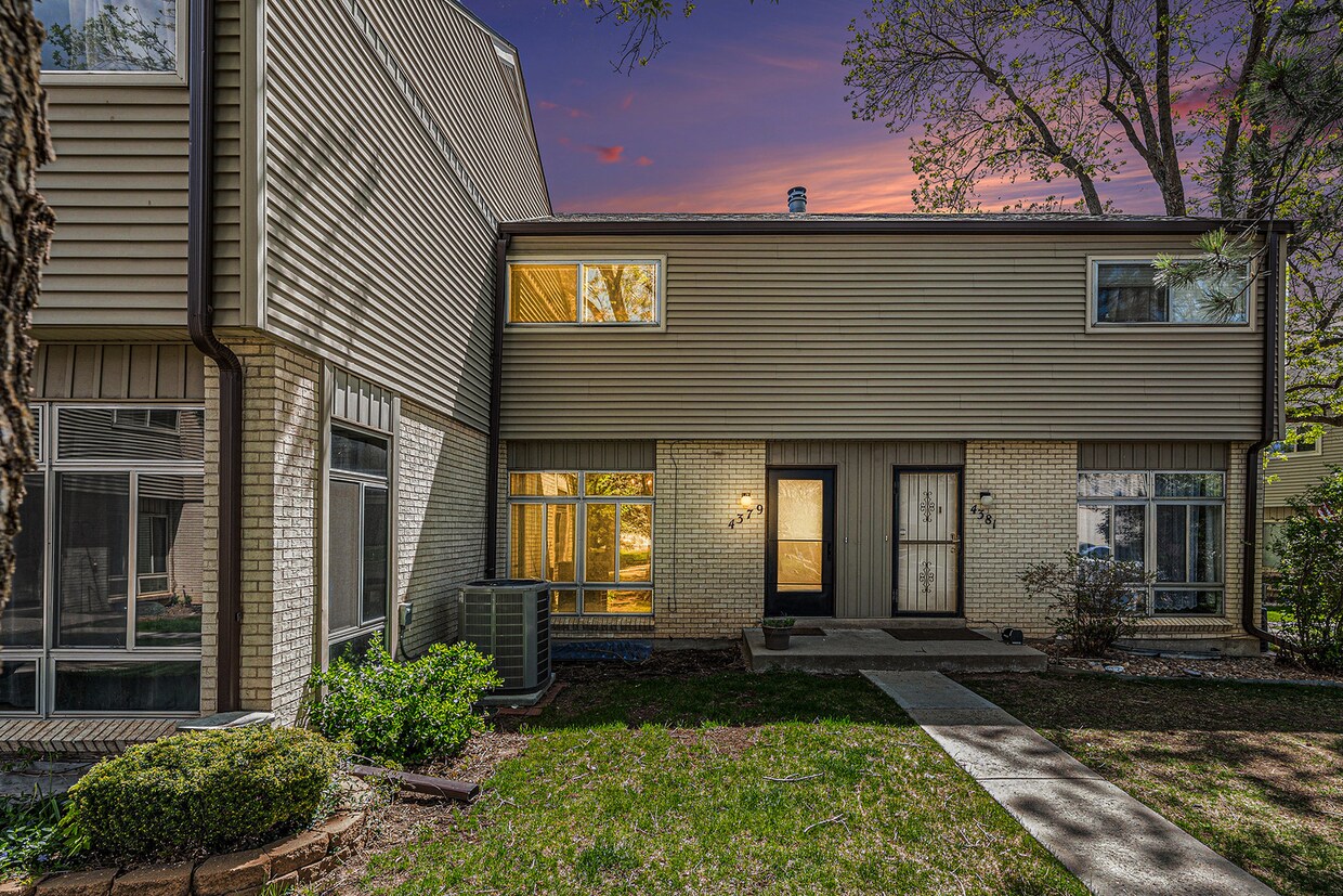 Charming Townhouse with Gas Fireplace & Ba... - Charming Townhouse with Gas Fireplace & Ba...