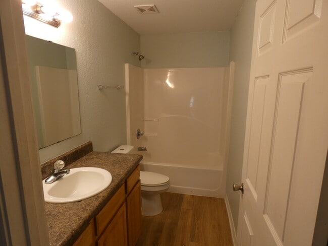 Photo - 668 Edney Ave W