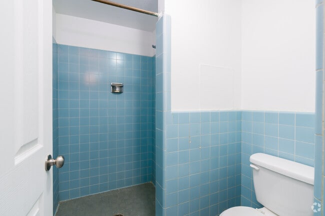 2BR, 1BA - 760SF - Bathroom