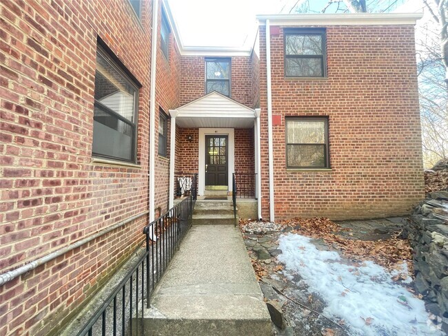 Building Photo - 41 Rockledge Rd Unit 2B Rental