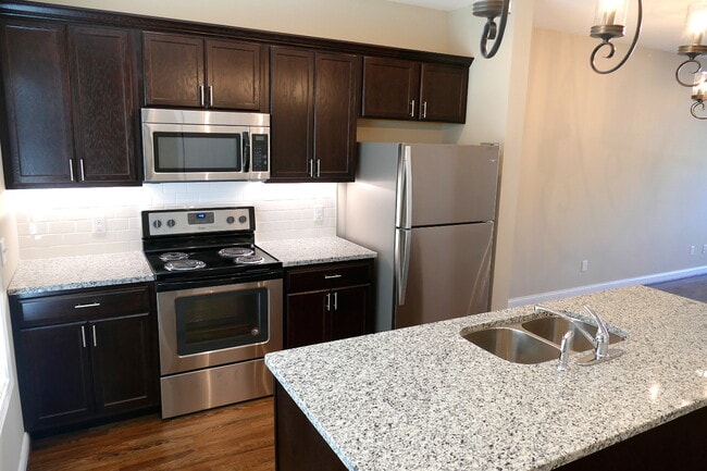 Photo - 914 Somerville Ct