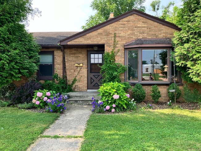 Building Photo - Lovely Single Family House in Kenosha