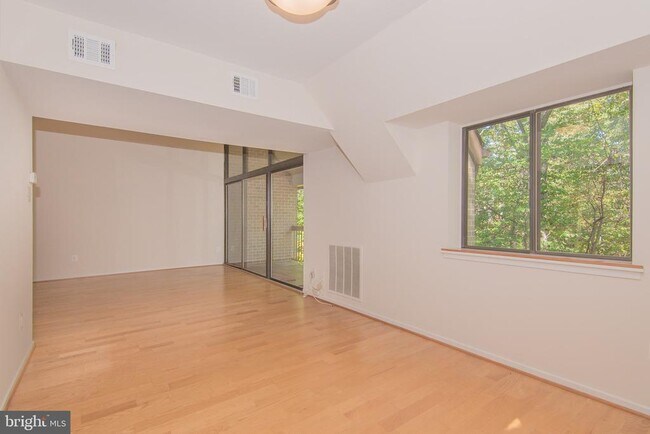 Photo - 1665 Parkcrest Cir