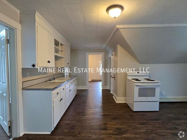 Building Photo - 139 Oak St Unit 3 Rental