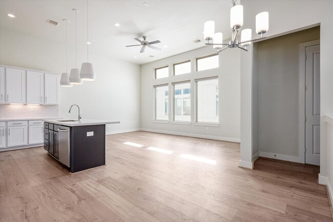 Photo - 2948 Alice St