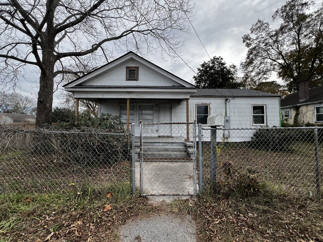 corner lot in Union Heights: 1100 sq feet with large fenced in yard. - 1903 Hampton Ave House