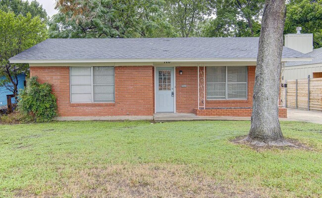 Photo - 1711 Brentwood St