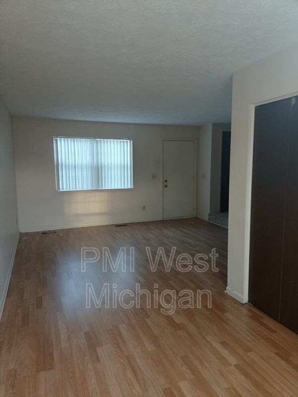 Photo - 4254 Bond St