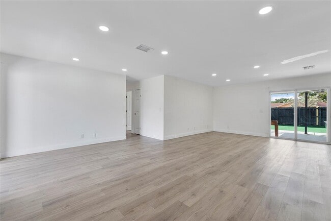 Photo - 2416 NW 98th Ln