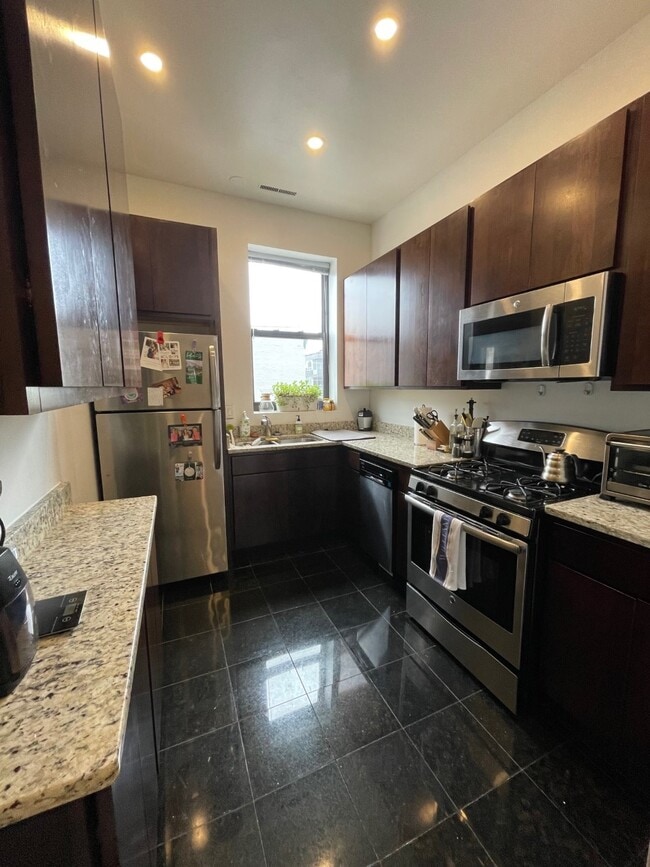 Building Photo - 1777 N Clybourn Ave Unit 3F