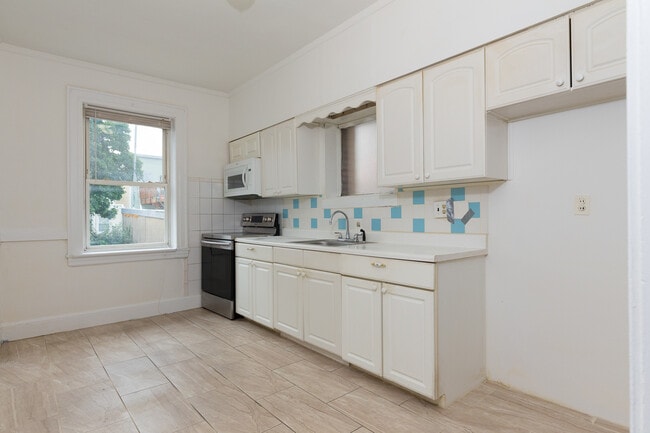 Kitchen - 907 20th St Unit B1