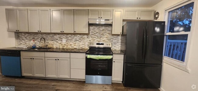 Building Photo - 1305 Rainer Rd Rental