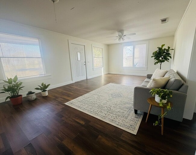 Photo - 15 E 24th St