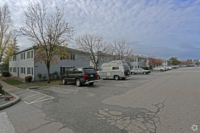 Photo - Colonial Village Apartments