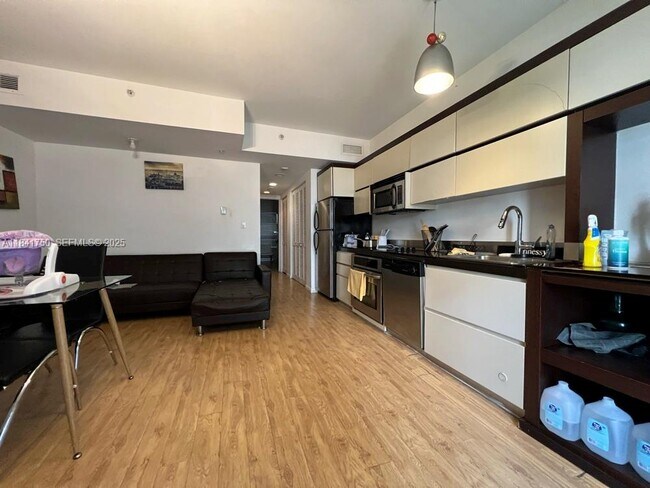 Building Photo - 435 21st St Unit 116