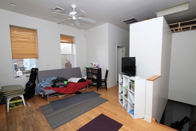 Building Photo - Spacious two bedroom Unit 3