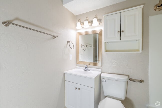 2BR, 1BA - 820SF - Bathroom