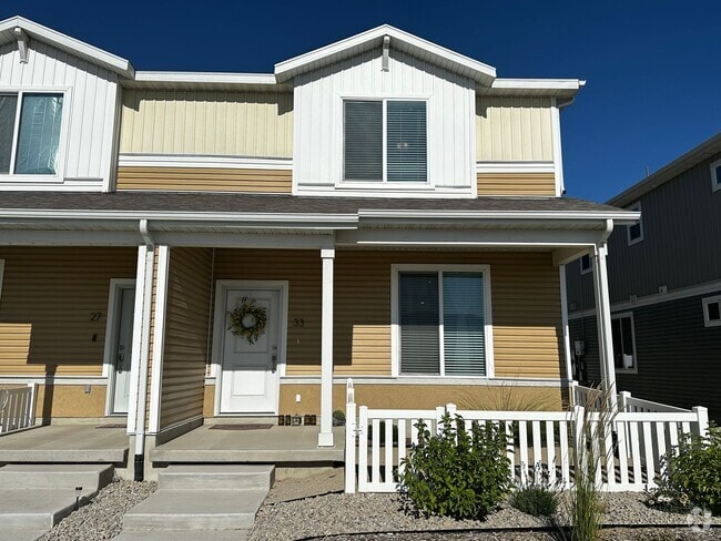 Building Photo - Spacious and Bright Townhome Available Sep...