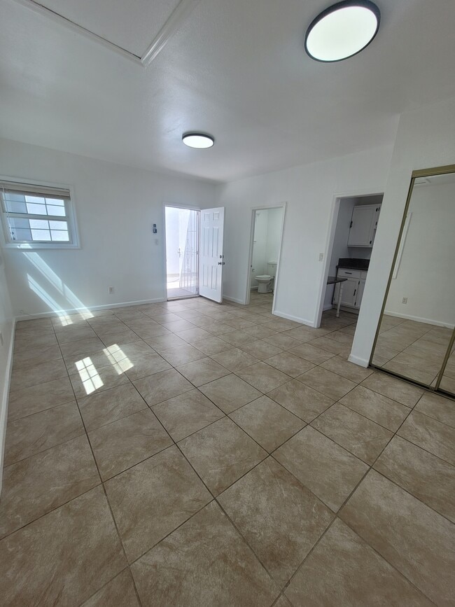 Building Photo - 10301 Dalerose Ave Unit 3 Rental