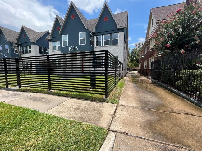 Building Photo - 1924 Calumet St Unit 202