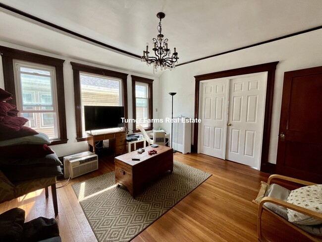 Building Photo - 102 W Adams St Unit 2