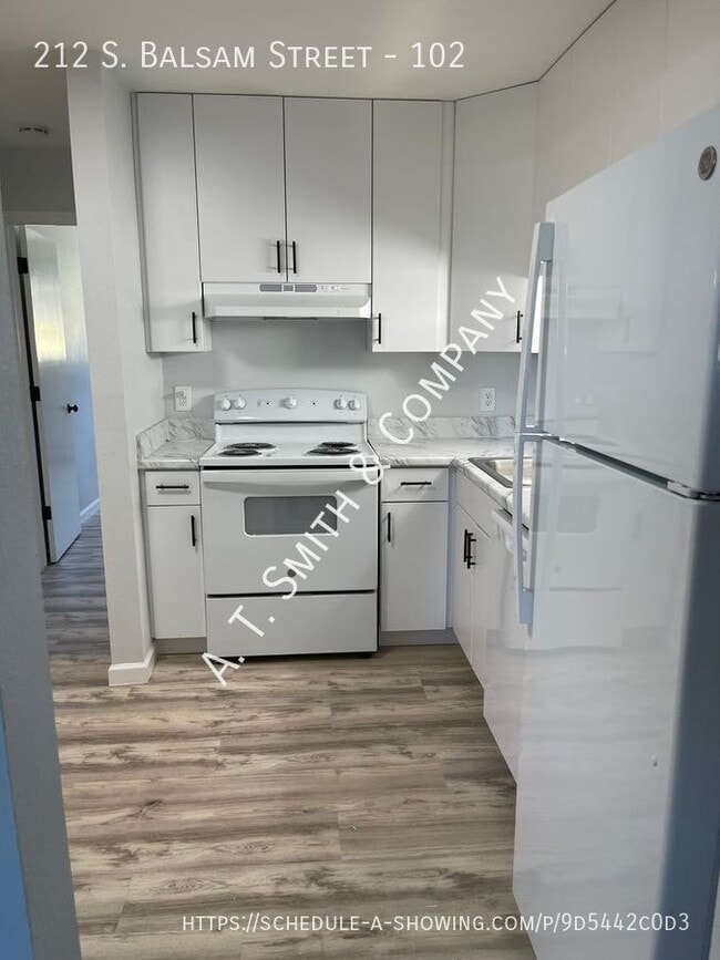 Building Photo - 212 S Balsam St Unit 102