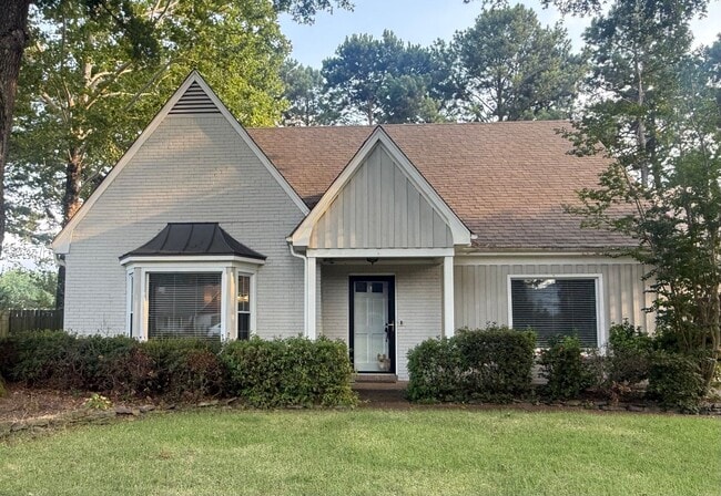 Building Photo - 4 bedroom, 2.5 bath home over 2600 square feet near Farmington Elementary School