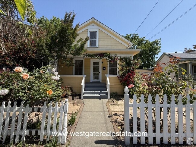Building Photo - 305 4th St Rental