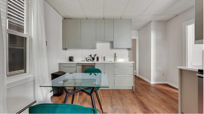 Building Photo - 823 Dorchester Ave Unit 1